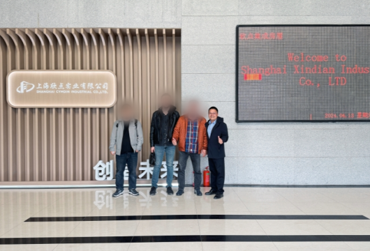 美國(guó)客戶不遠(yuǎn)萬里到廠參觀太空倉(cāng)